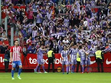 Los jugadores del Valladolid celebran un gol con su afición Los jugadores del Valladolid celebran un gol con su afición