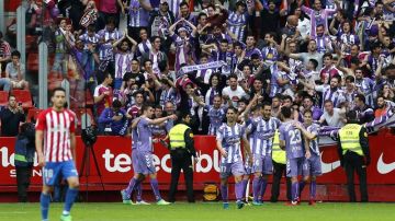 Los jugadores del Valladolid celebran un gol con su afición