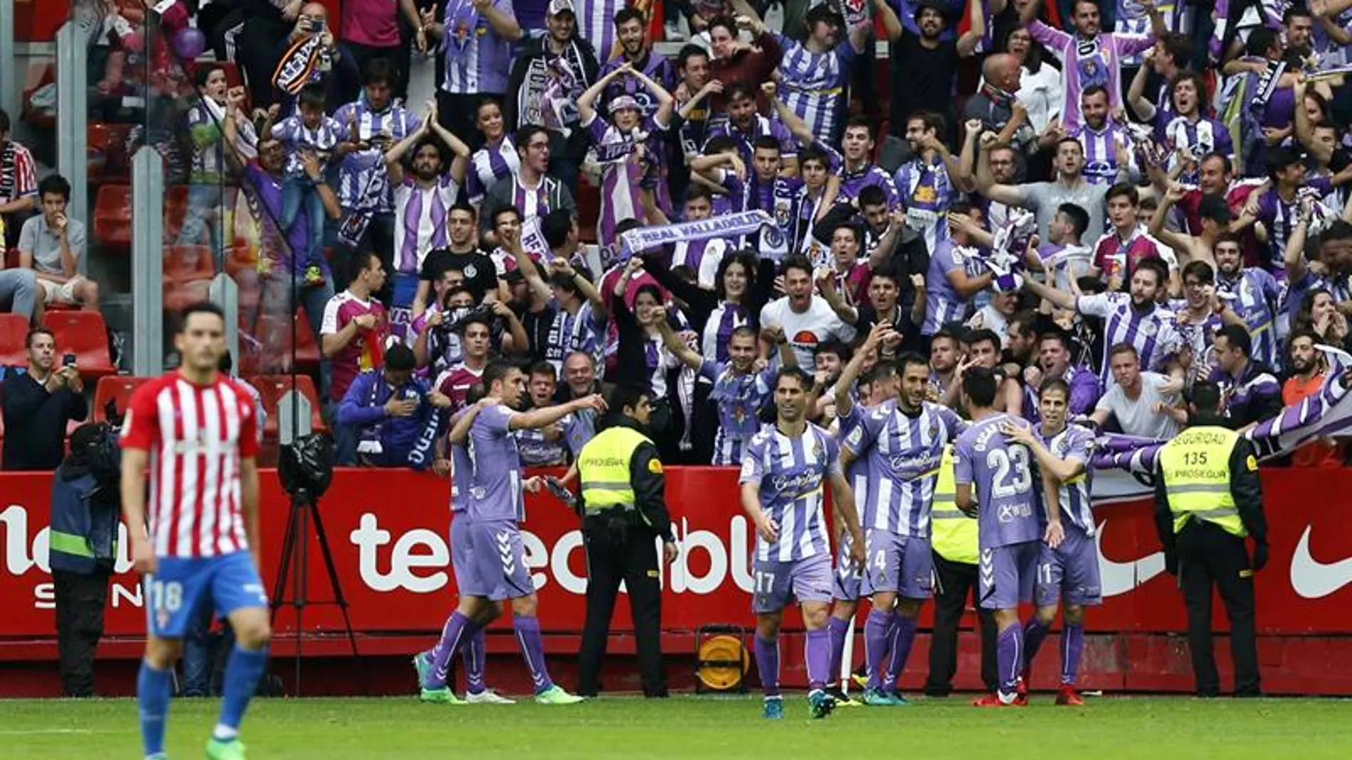 Los jugadores del Valladolid celebran un gol con su afición Los jugadores del Valladolid celebran un gol con su afición