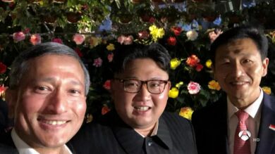 Kim Jong-un sale de turismo nocturno en Singapur y se hace selfis en un jardín lleno de flores y un puente