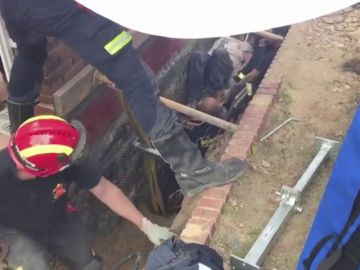 Consiguen rescatar a un obrero sepultado en una zanja