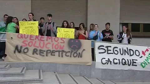Los estudiantes extremeños insisten en que no repetirán el examen Los estudiantes extremeños insisten en que no repetirán el examen