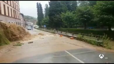  Una fuerte tormenta causa numerosos daños en Oviedo 