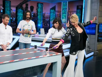 Marron sorprende a Belén Rueda y Natalia de Molina con unos coches de vela en 'El Hormiguero 3.0' Marron sorprende a Belén Rueda y Natalia de Molina con unos coches de vela en 'El Hormiguero 3.0'