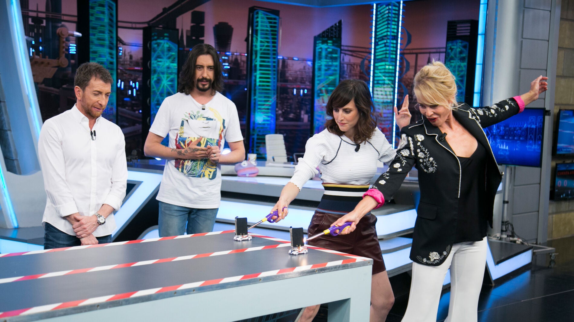 Marron sorprende a Bel&eacute;n Rueda y Natalia de Molina con unos coches de vela en 'El Hormiguero 3.0'
