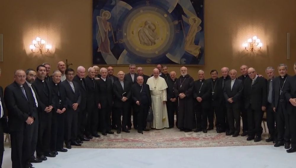 Imagen de archivo del papa con obispos