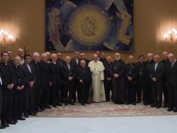Imagen de archivo del papa con obispos