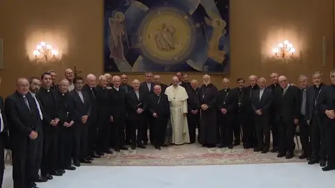 Imagen de archivo del papa con obispos Imagen de archivo del papa con obispos