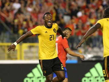 Batshuayi celebra con Lukaku uno de los goles contra Costa Rica