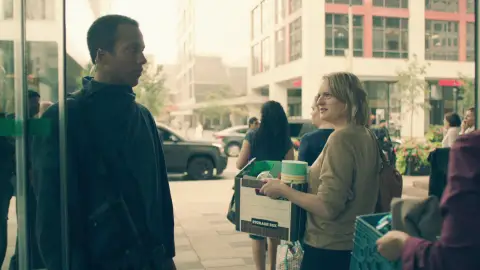 Las mujeres son despedidas de sus empleos en 'El cuento de la criada' Las mujeres son despedidas de sus empleos en 'El cuento de la criada'