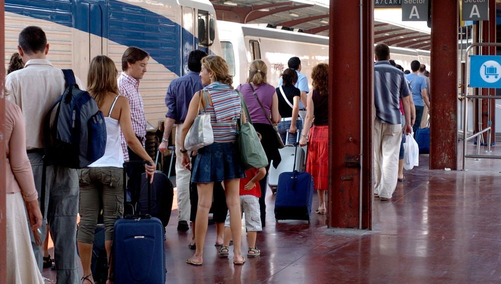 Pasajeros en el andén