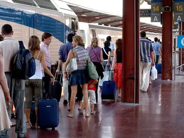 Pasajeros en el andén Pasajeros en el andén