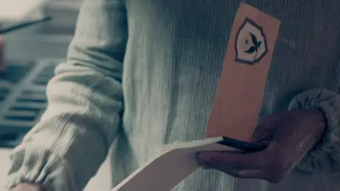 Así se presenta la bandera de la República de Gilead en 'El cuento de la criada' Así se presenta la bandera de la República de Gilead en 'El cuento de la criada'