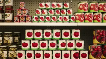 Botes y tarros de comida con etiquetas censurados en los supermercados de Gilead en 'El cuento de la criada'