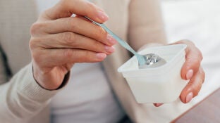 Comiendo yogur, imagen de archivo