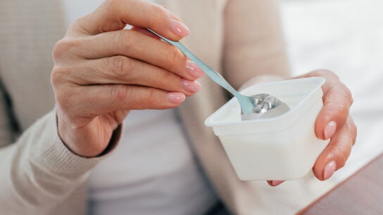 Comiendo yogur, imagen de archivo