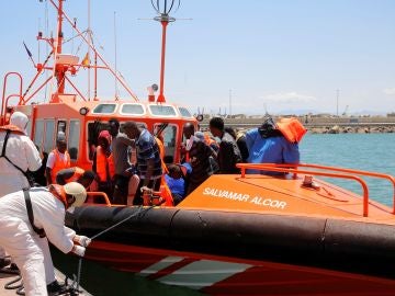 Llegada de algunos de los migrantes rescatados este domingo cuando navegaban a bordo de dos pateras en el Mar de Alborán