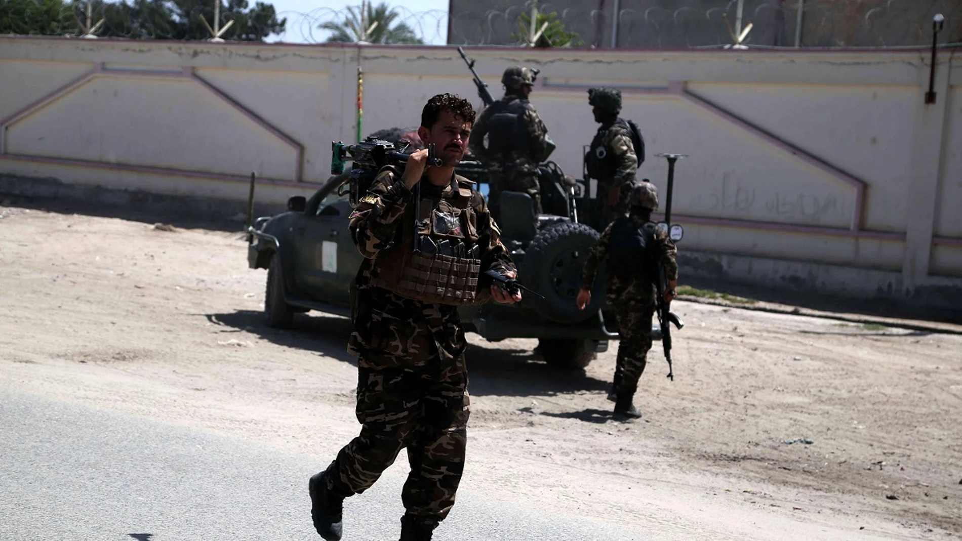 Varios oficiales vigilan los alrededores de la residencia de un parlamentario afgano Varios oficiales vigilan los alrededores de la residencia de un parlamentario afgano