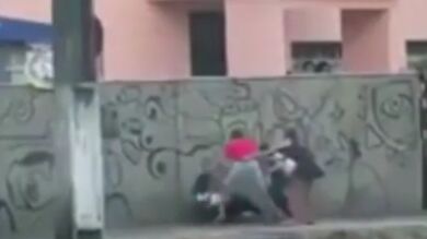Varias personas persiguen y dan una brutal paliza a un hombre que agredió a una mujer en plena calle