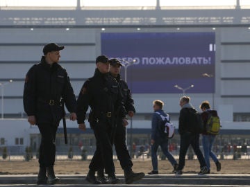 Efectivos policiales en las afueras del estadio de Kaliningrado