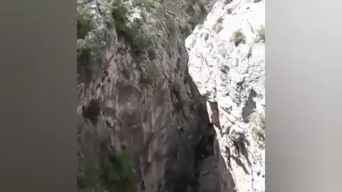 Rescatan a un montañero del "Barranco de la Bolera" en Jaén Rescatan a un montañero del "Barranco de la Bolera" en Jaén