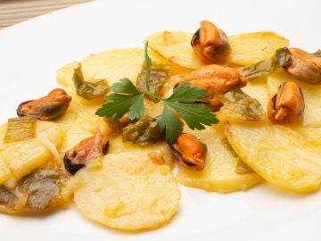 Patatas panaderas con mejillones escabechados Patatas panaderas con mejillones escabechados