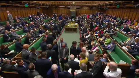 Theresay May frustra la rebelión en sus filas y gana la votación sobre la fase final de las negociaciones del 'brexit' Theresay May frustra la rebelión en sus filas y gana la votación sobre la fase final de las negociaciones del 'brexit'