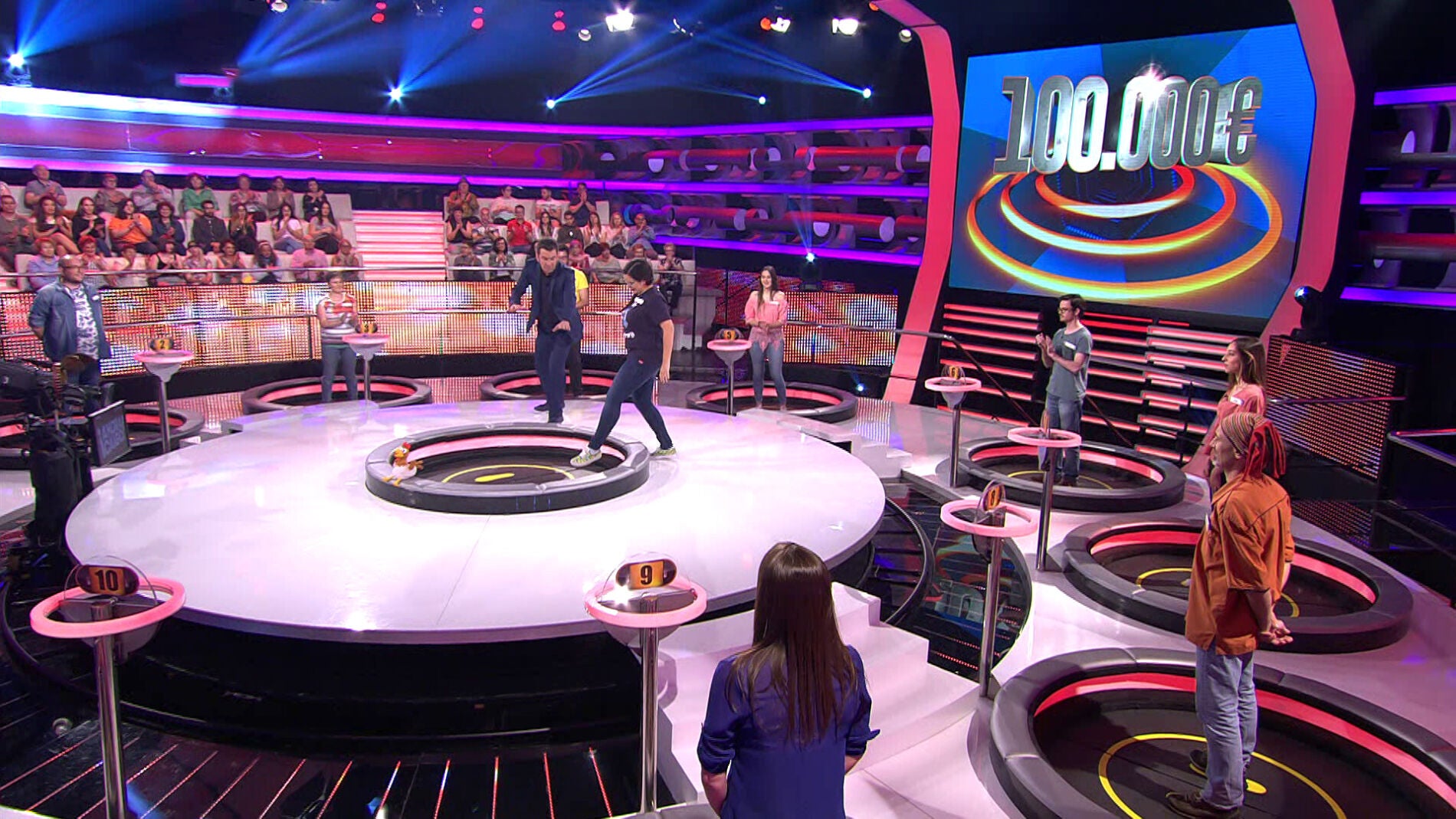 El susto de Arturo Valls a la concursante de la trampilla central de '&iexcl;Ahora Caigo!'