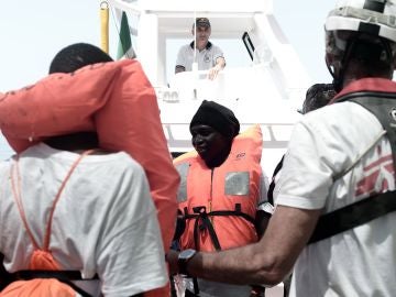 Varios de los 629 inmigrantes rescatados a bordo del barco 'Aquarius'