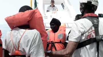 Varios de los 629 inmigrantes rescatados a bordo del barco 'Aquarius'