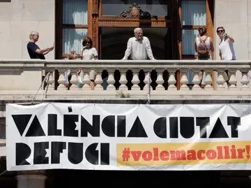 Pancarta desplegada en el Ayuntamiento de Valencia Pancarta desplegada en el Ayuntamiento de Valencia