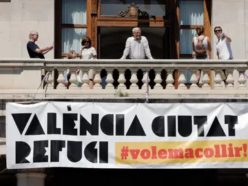 Pancarta desplegada en el Ayuntamiento de Valencia Pancarta desplegada en el Ayuntamiento de Valencia