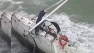 Un velero queda encallado en La Concha por el viento 