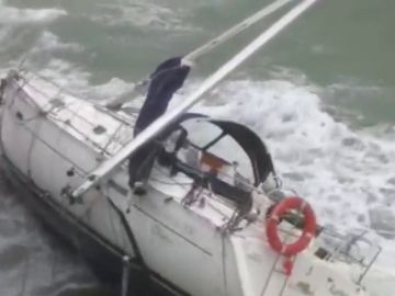 Un velero queda encallado en La Concha por el viento 
