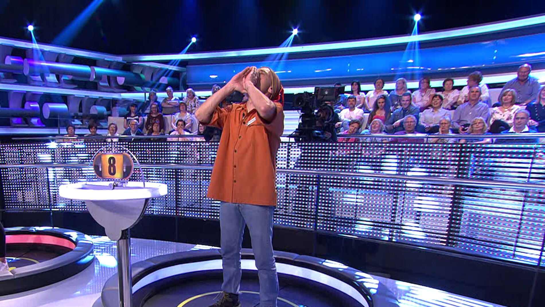 "Yo as&iacute; no puedo", un concursante de '&iexcl;Ahora Caigo!' deja sin palabras a Arturo Valls