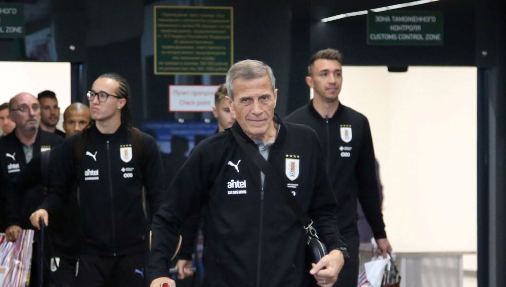 Óscar Tabárez, al frente de la expedición de Uruguay a su llegada a Rusia