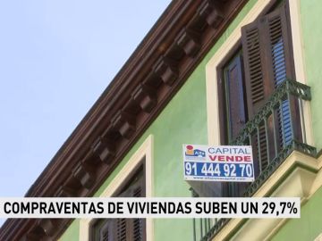 La compraventa de viviendas vuelve a terreno positivo tras dispararse un 29,7% en abril