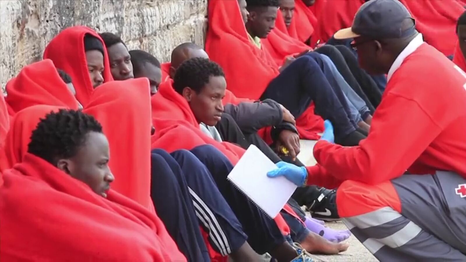 Rescatados 66 inmigrantes que cruzaban el Estrecho a remo