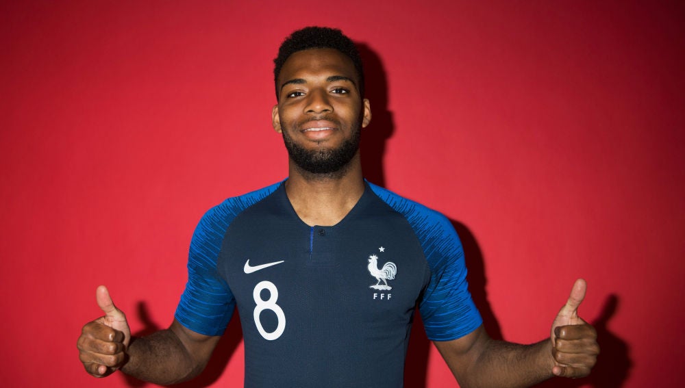 Lemar posa con la camiseta de Francia