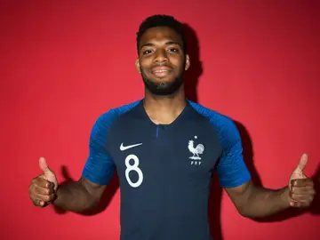 Lemar posa con la camiseta de Francia Lemar posa con la camiseta de Francia