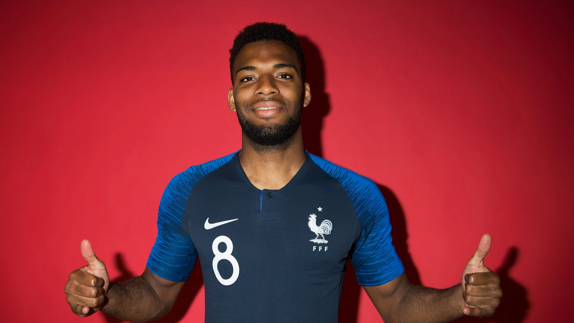 Lemar posa con la camiseta de Francia Lemar posa con la camiseta de Francia