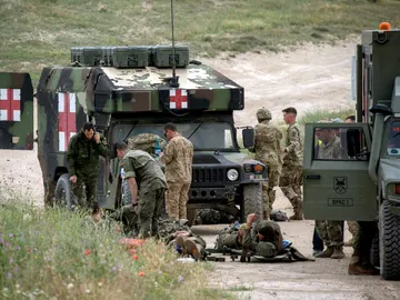 Atienden a los paracaidistas heridos Atienden a los paracaidistas heridos