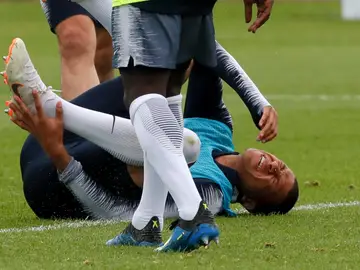 Mbappé se duele en el entrenamiento de Francia Mbappé se duele en el entrenamiento de Francia