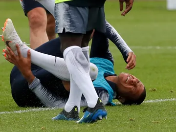Mbappé se duele en el entrenamiento de Francia Mbappé se duele en el entrenamiento de Francia