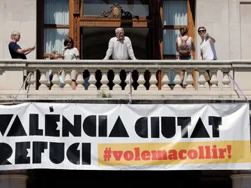 Ribó en el balcón del Ayuntamiento tras desplegar una pancarta de Valencia ciudad refugio Ribó en el balcón del Ayuntamiento tras desplegar una pancarta de Valencia ciudad refugio