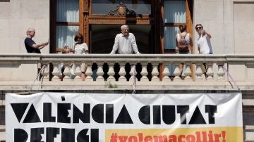 Ribó en el balcón del Ayuntamiento tras desplegar una pancarta de Valencia ciudad refugio