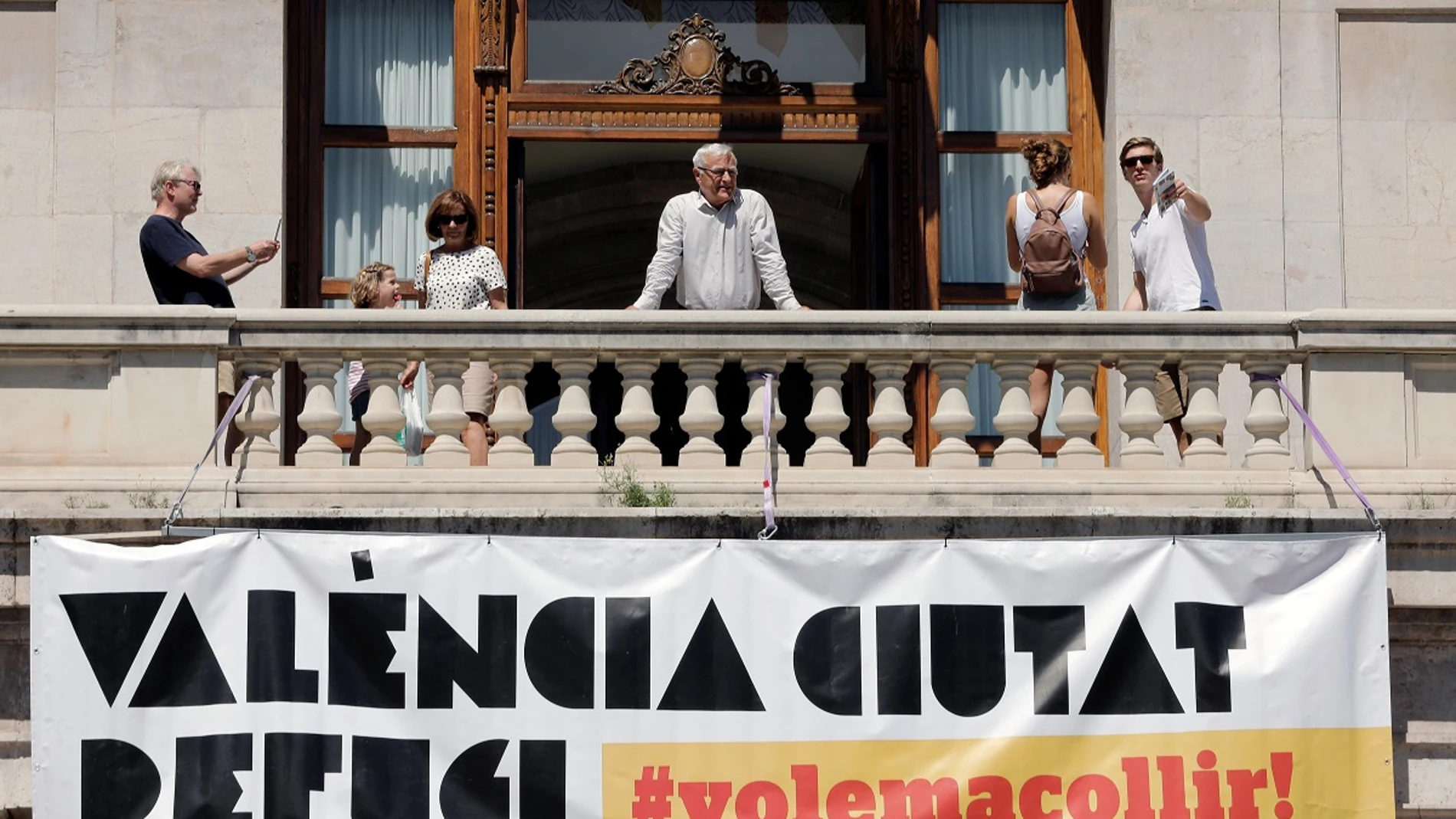 Ribó en el balcón del Ayuntamiento tras desplegar una pancarta de Valencia ciudad refugio Ribó en el balcón del Ayuntamiento tras desplegar una pancarta de Valencia ciudad refugio