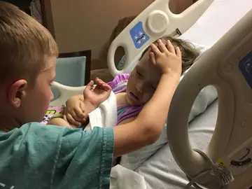 El niño despidiéndose de su hermana El niño despidiéndose de su hermana