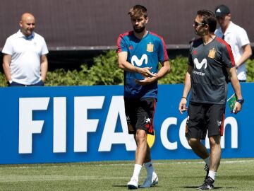 Julen Lopetegui con Gerard Piqué en un entrenamiento de la Selección.