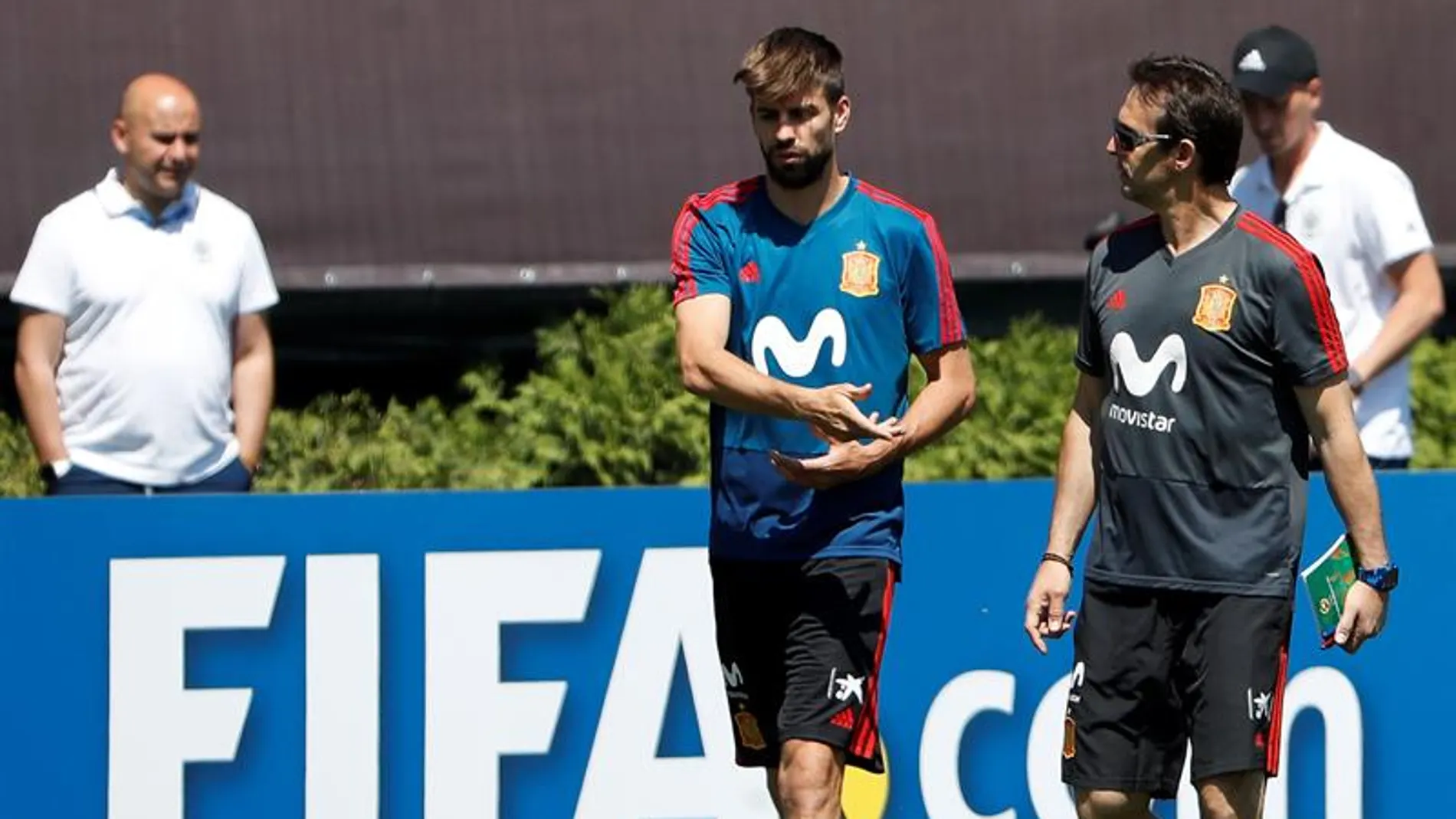 Julen Lopetegui con Gerard Piqué en un entrenamiento de la Selección. Julen Lopetegui con Gerard Piqué en un entrenamiento de la Selección.